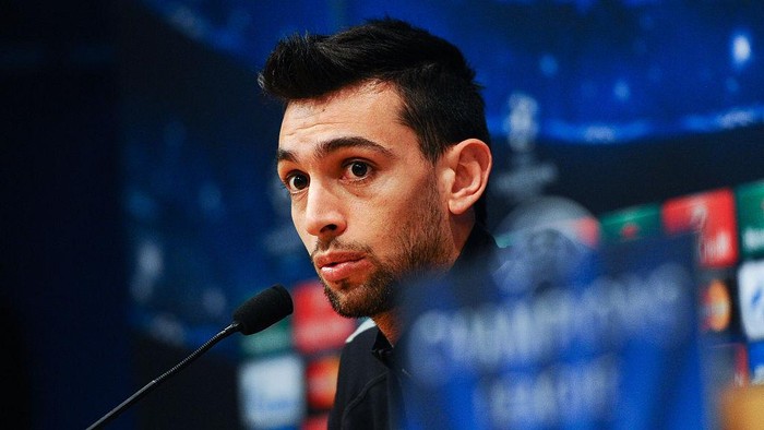 BARCELONA, SPAIN - APRIL 20:  Javier Pastore of Paris Saint-Germain FC faces the media during a press conference ahead of their UEFA Champions League quarter-final second leg match against FC Barcelona at Camp Nou on April 20, 2015 in Barcelona, Spain.  (Photo by David Ramos/Getty Images)