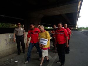 Rekonstruksi Kasus Pembunuhan Farah Berlanjut di Kolong Tol PIK Rekonstruksi Kasus Pembunuhan Farah Berlanjut di Kolong Tol PIK