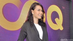 Bergaya dengan Kain Batik ala Adinia Wirasti