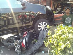 Terobos Lampu Merah, Supra Diseruduk Ayla