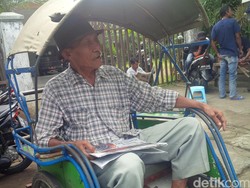 Kisah Aboe, Tukang Becak yang Dirikan Tempat Les Gratis untuk Puluhan Bocah