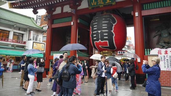 Lihat Lampion Raksasa Hingga Belanja Suvenir di Tokyo