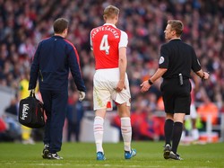 Mertesacker Absen Lama, Arsenal Akan Beli Bek