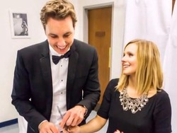 Bukan Gaun Pengantin Putih, 6 Seleb Ini Menikah dengan Busana Tak Terduga