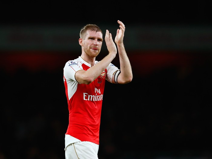 LONDON, ENGLAND - NOVEMBER 08:  Per Mertesacker of Arsenal applauds the fans following the Barclays Premier League match between Arsenal and Tottenham Hotspur at the Emirates Stadium on November 8, 2015 in London, England.  (Photo by Julian Finney/Getty Images)