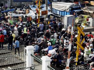 Sepeda Motor Sesaki Perlintasan KA Pasar Minggu Sepeda Motor Sesaki Perlintasan KA Pasar Minggu