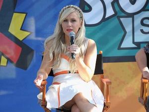 Terinspirasi Star Wars, Dress yang Dipakai Aktris Ini Terbuat dari Lego