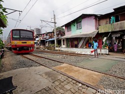 Gangguan KRL Karena Lori Tabrak Kereta Barang dan Anjlok di Cilebut