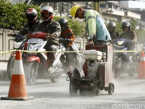Jalan Raya Pasar Minggu Diperbaiki