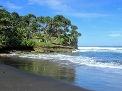 Pantai Cantik dan Kisah Hiu Jadi-jadian di Pangandaran