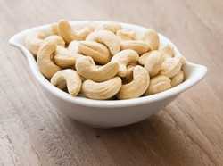 Ngemil Kacang Mete yang Gurih Enak dan Dapatkan 6 Manfaat Sehat Ini