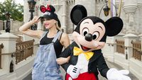 Foto Bareng Mickey Mouse, Gwen Stefani Sumringah Banget!
