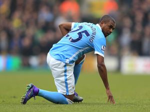 Guardiola: Fernandinho Bisa Main di 10 Posisi