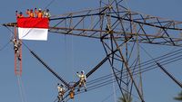 Melihat Aksi Petugas PLN Ganti Isolator SUTET
