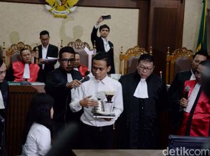 Kuasa Hukum Jessica Terus Persoalkan Bukti Botol Sisa Kopi Mirna
