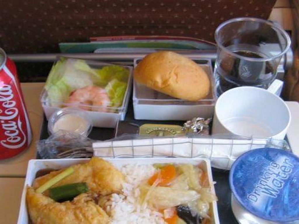 Saat ​Berada ​di ​Dalam ​Pesawat, 10 Makanan Ini Tak Boleh Disantap (2)
