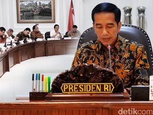 Jokowi Dikabarkan Bakal Reshuffle Kabinet Besok Jokowi Dikabarkan Bakal Reshuffle Kabinet Besok