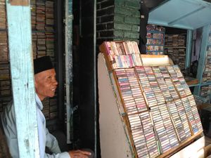 Cerita Penjual Kaset Bekas di Bandung, Oding: Banyak Bule Minati Lagu Tradisional