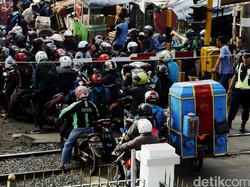 Bawa Barang Berlebihan Naik Motor Bisa Ganggu Manuver