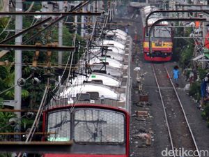 KRL Tujuan Bogor Sempat Melambat Akibat Kebakaran di Bukit Duri KRL Tujuan Bogor Sempat Melambat Akibat Kebakaran di Bukit Duri