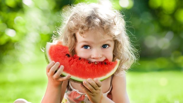 ilustrasi anak makan buah