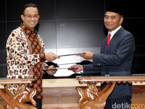 Anies Serahkan Jabatan Mendikbud ke Muhadjir Effendy