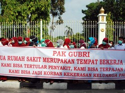 Protes Pergub Pemotongan Fee Pelayanan, Tenaga Medis Demo Kantor Gubernur Riau