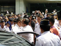 Pelukan Terakhir Budi Karya ke Jonan Sebelum Tinggalkan Kemenhub