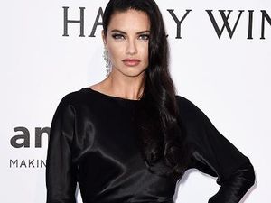 Rahasia Rambut Berkilau Adriana Lima: Keramas Pakai Alpukat