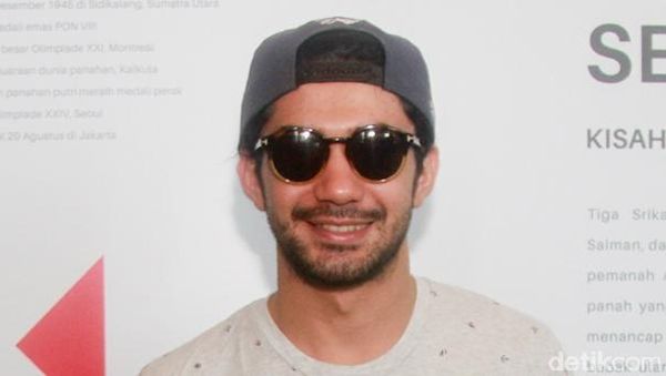 Reza Rahadian Kece dengan Snapback