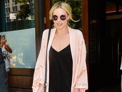 Gigi Hadid & Kim Kardashian Beri Trik Stylish Pakai Lingerie Untuk Streetwear