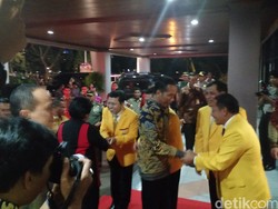 Kisah 7 Partai Melawan Ahok dan Gagalnya Diplomasi di Atas VW Caravelle