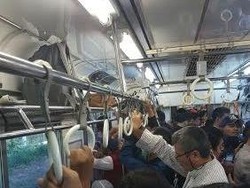 Commuter Line Melintas Perlahan di Rel yang Alami Gangguan di Lenteng Agung