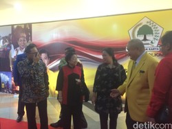Datang Semobil, Mega Tunggu Jokowi untuk Pulang Bareng dari Rapimnas Golkar