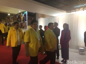 Menperin Airlangga Pakai Jas Golkar, Novanto Minta Izin ke Jokowi