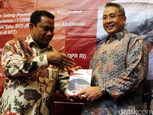 Mendes Hadiri Bedah Buku Ketua Komisi V DPR Mendes Hadiri Bedah Buku Ketua Komisi V DPR