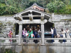 Air Mancur di Kuil Jepang yang Konon Bikin Enteng Jodoh