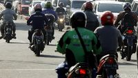 Macet Parah, Pemotor Nekat Lawan Arus