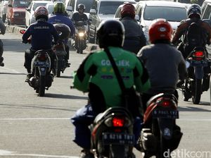 Macet Parah, Pemotor Nekat Lawan Arus