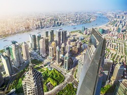 Berjalan Kaki di Puncak Gedung Pencakar Langit Shanghai, Berani?