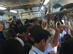 Ada Gangguan Persinyalan, Commuter Line Jalur Bogor Tertahan di UI