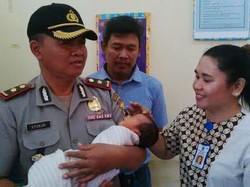 Bayi Masih Hidup Ditemukan Dibuang di Teras Rumah