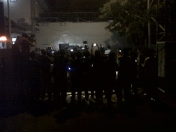 Warga Berkumpul di Dermaga Wijayapura, Penasaran Ingin Tahu Eksekusi Mati