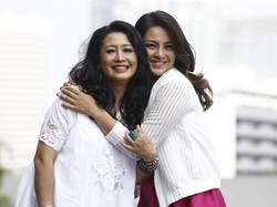 Hubungan Unik Dellie Threesyadinda dan Mama: Jadi Teman dan Lawan