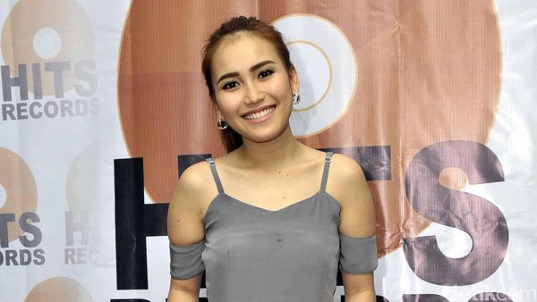 Banyak Gosip Miring, Ayu Ting Ting Tetap Tersenyum