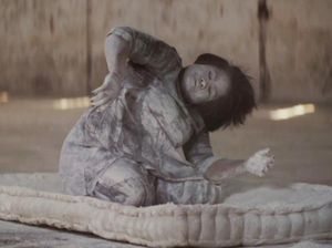 Tulus Berfilosofi Bareng Melati Suryodarmo di Video Klip Ruang Sendiri