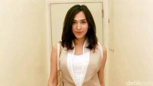 Tampil Simple a la Dena Rachman