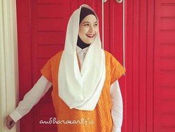 Foto: Gaya Hijab Stylish Andhara Early dengan Padu Padan Outerwear