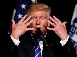 Donald Trump Pecat Penasihat Seniornya