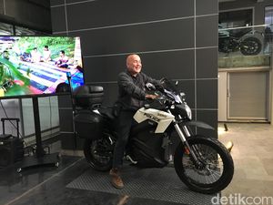 Bule Ini Siap Keliling Indonesia Pakai Motor Listrik